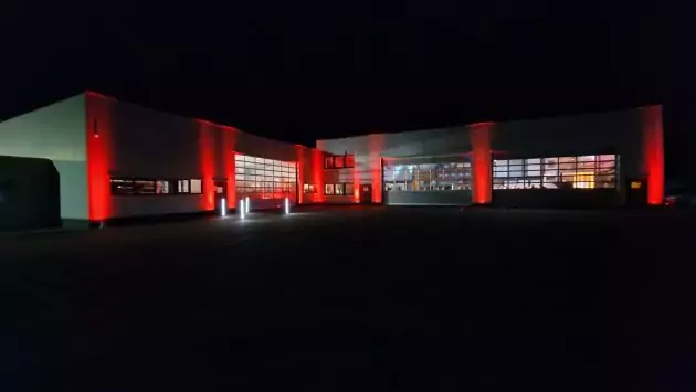 beleuchtete neue produktions- und lagerhalle von treude bei nacht