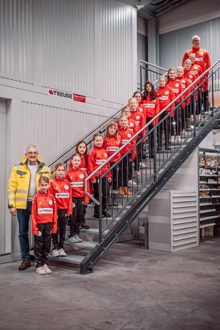 handball-mädchen des sv garßen in neuen trikots