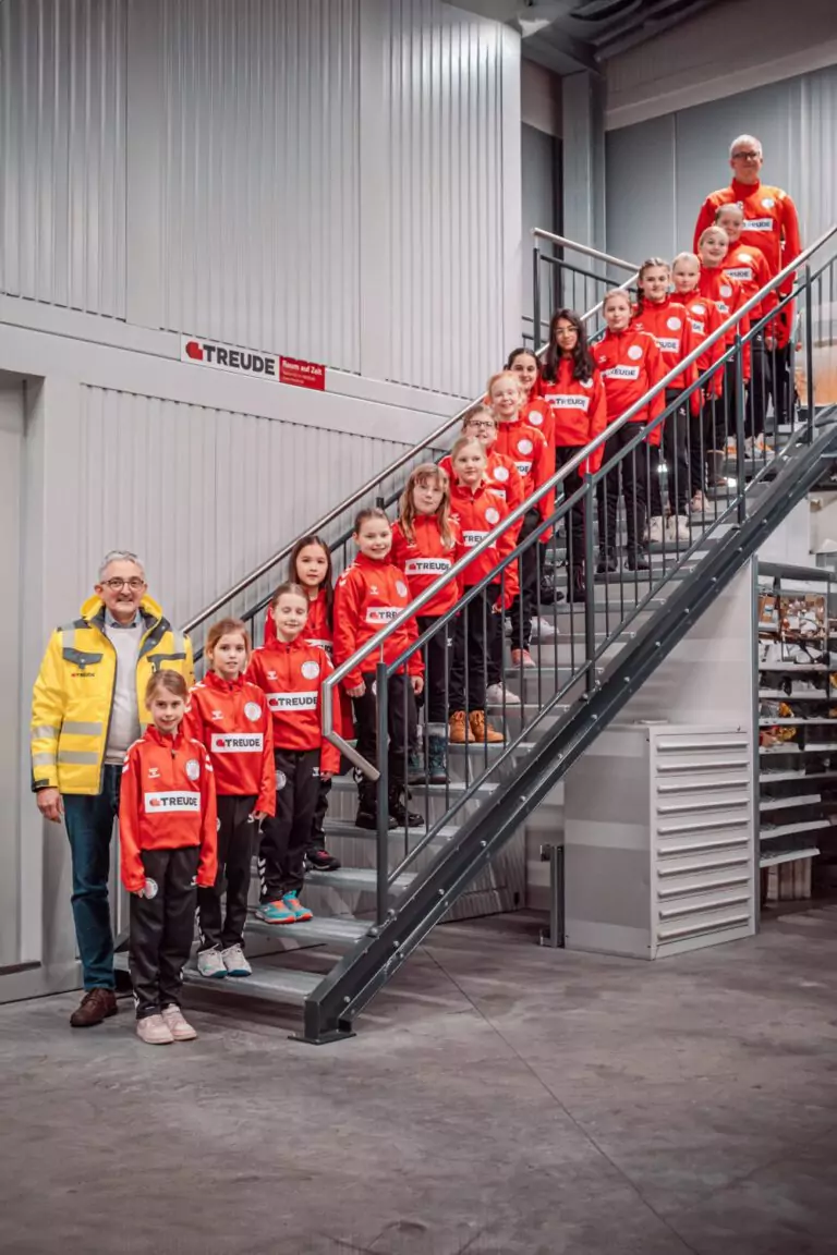 handball-mädchen des sv garßen in neuen trikots
