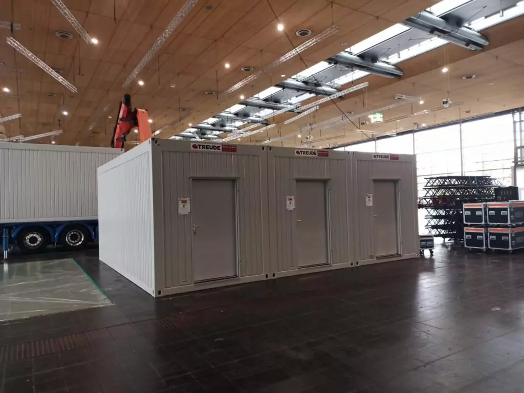 Container in der Messehalle im Einsatz