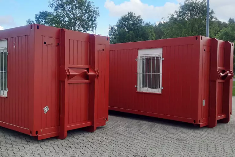 Rote Sondercontainer mit vergitterten Fenstern