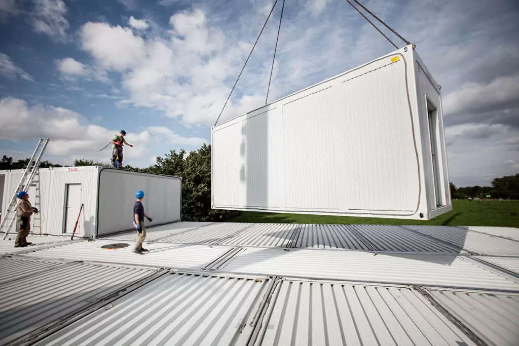 Montage einer Containeranlage mit Kran