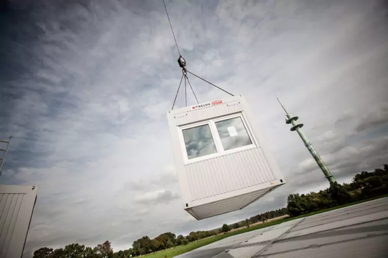 Ein Containermodul hängt am Kran