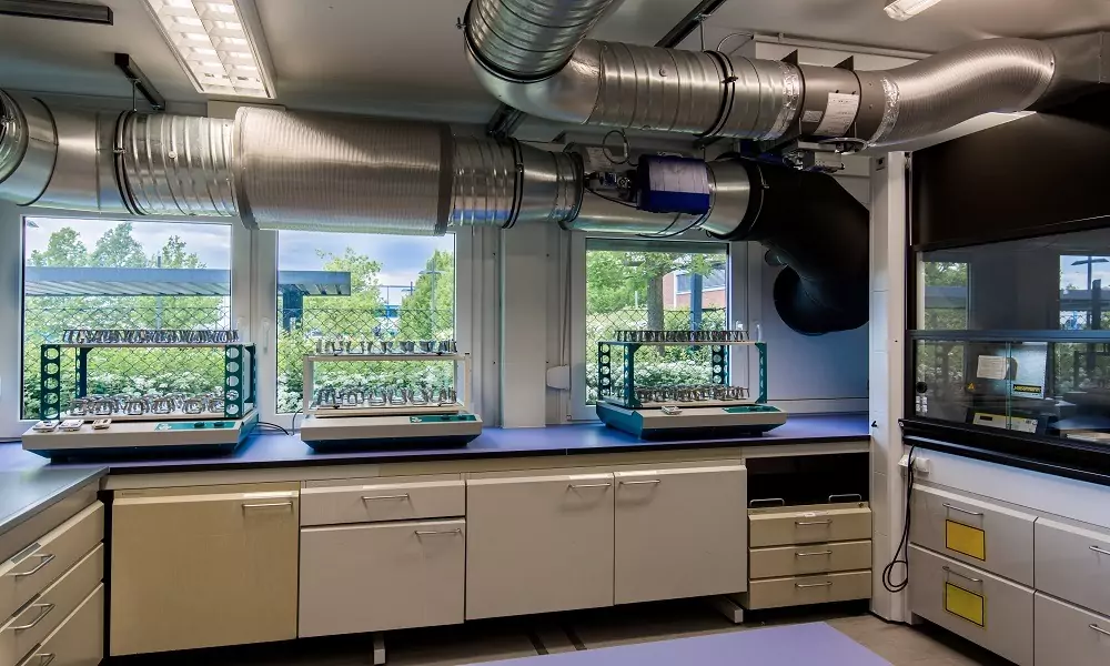 Laborraum mit Arbeitsflächen und sichtbaren Lüftungsleitungen