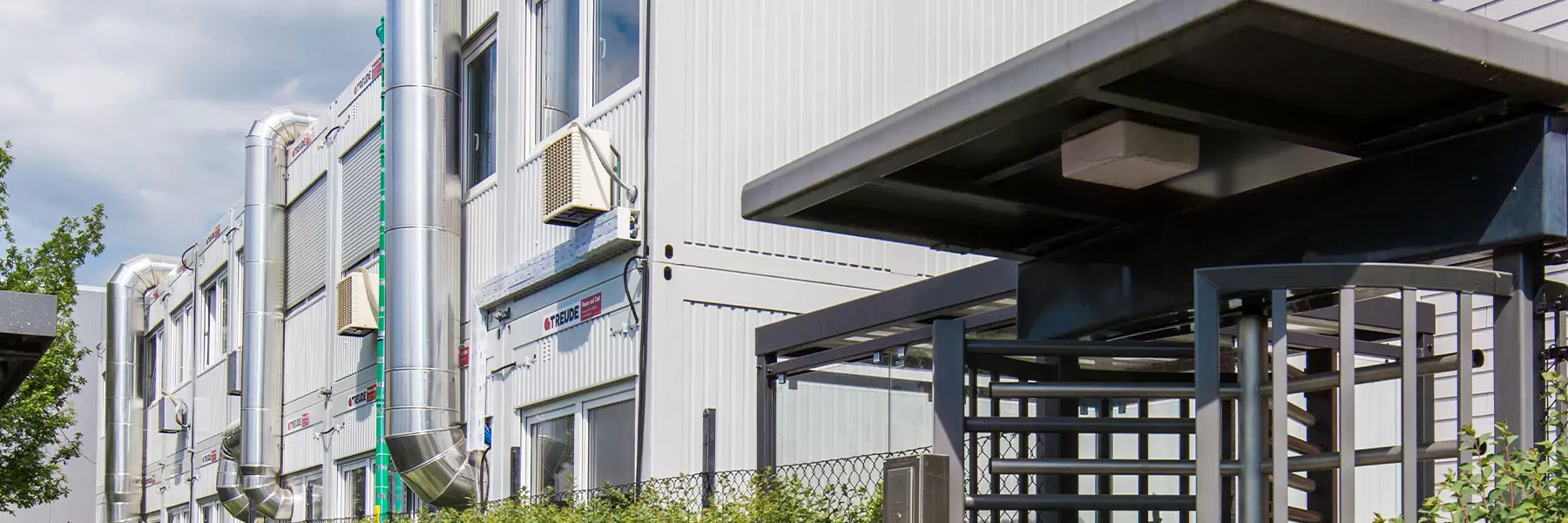 Laborcontaineranlage mit Außentreppe