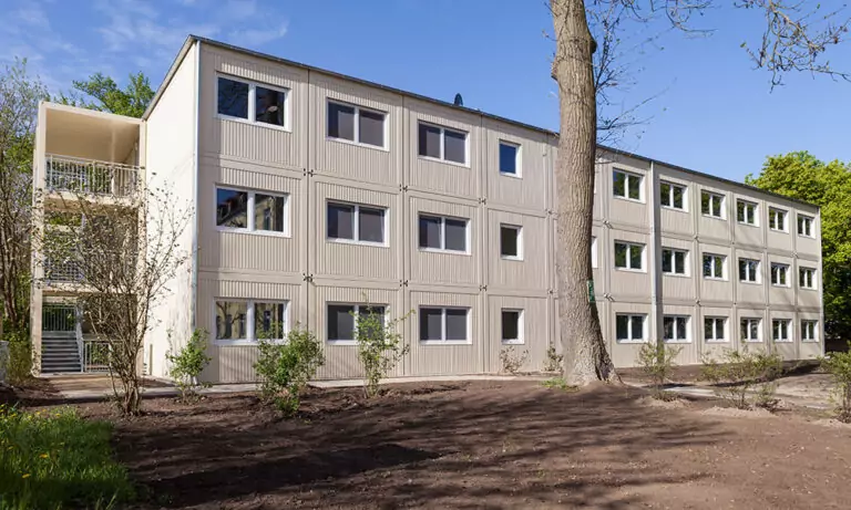 Mehrgeschossige Wohncontaineranlage mit Außentreppe