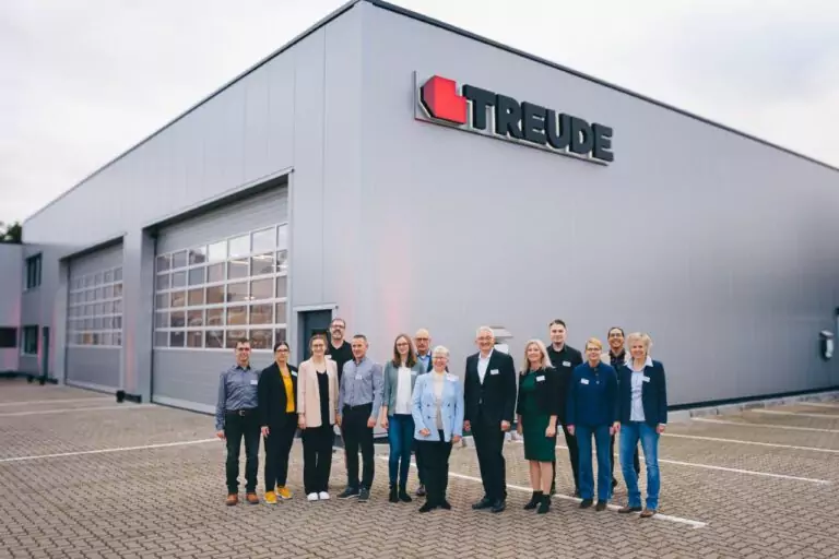 Das TREUDE-Team vor dem Firmengebäude