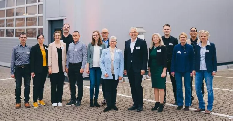 TREUDE-Team vor dem Firmengebäude