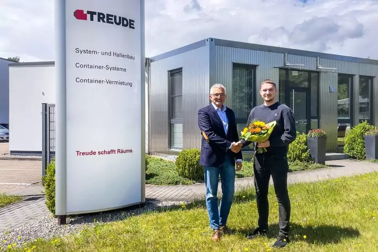 erfolgreiche abschlussprüfung bei treude mit blumenübergabe
