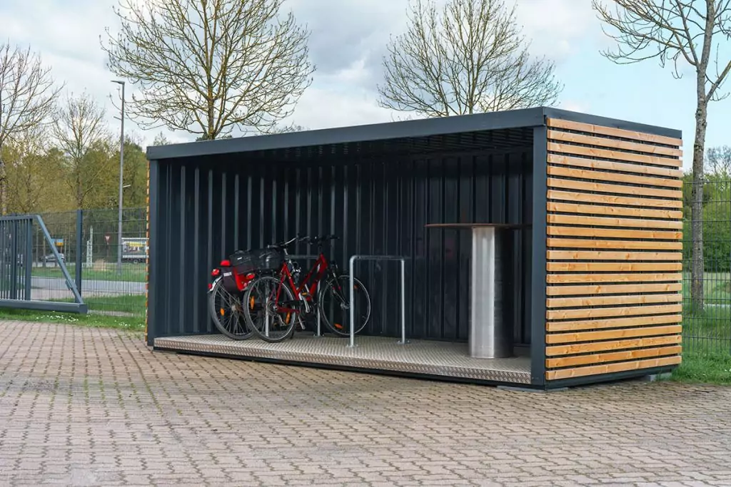 Offener Fahrradcontainer mit abgestellten Fahrrädern
