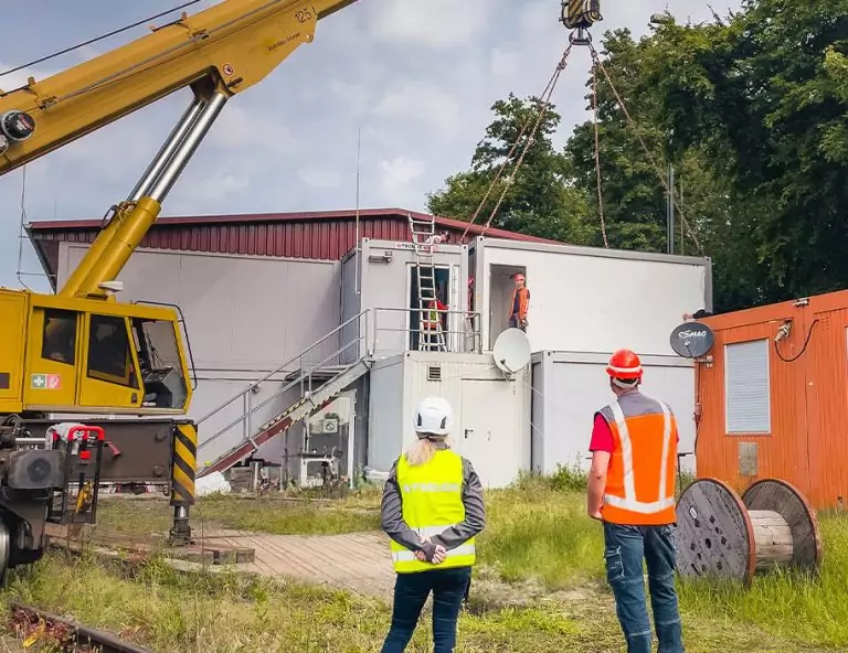 erweiterung einer wohncontaineranlage mit kranmontage