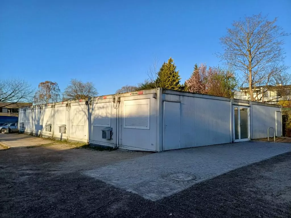 Gebrauchter Klassenraumcontainer mit vier Unterrichtsräumen
