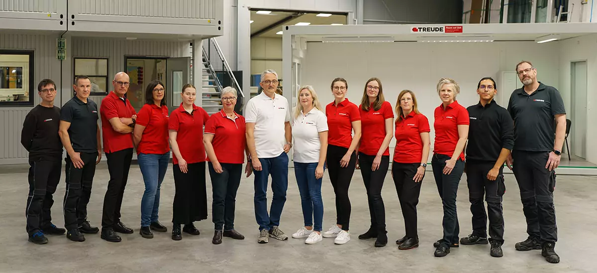 Das TREUDE-Team in der Werkhalle