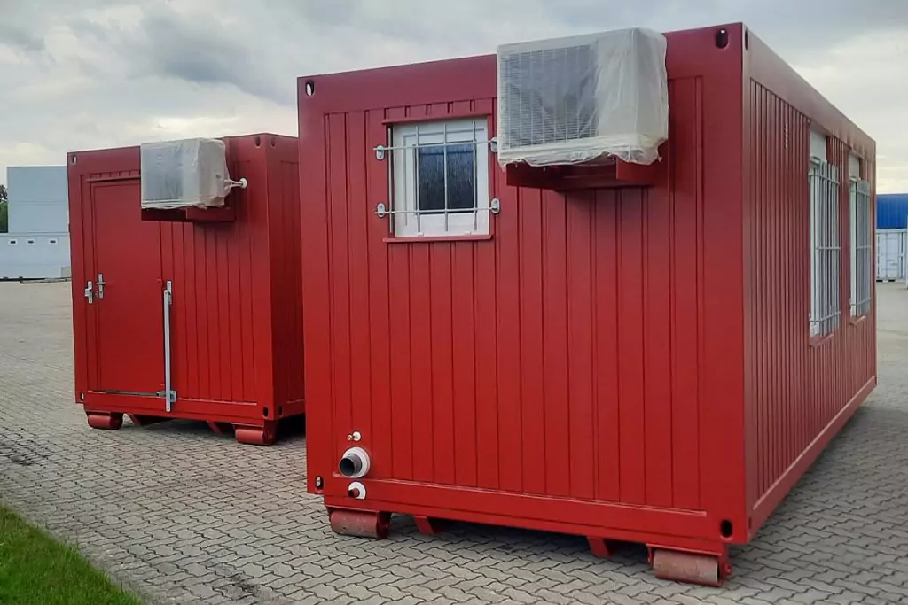 Rote Abrollcontainer mit außenliegenden Klimageräten