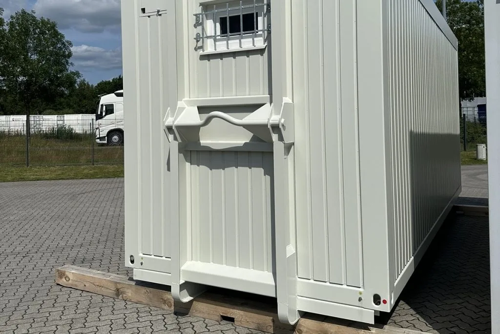 Weißer Abrollcontainer von der Stirnseite