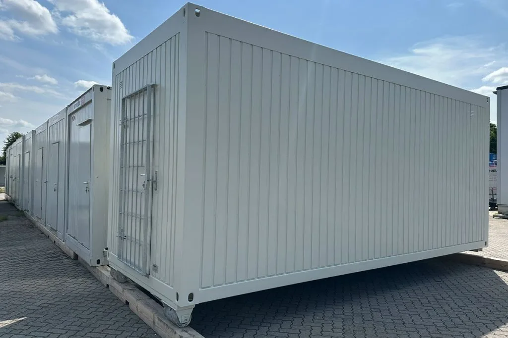 Weißer Container mit vergitterten Fenstern