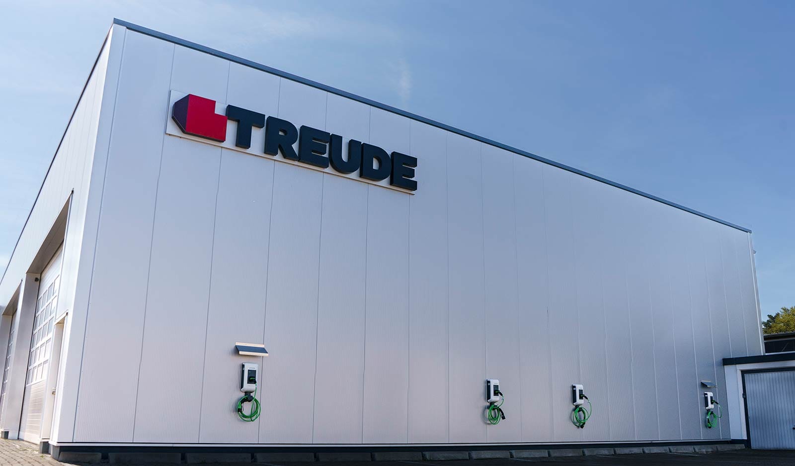 TREUDE-Firmengebäude mit Firmenlogo